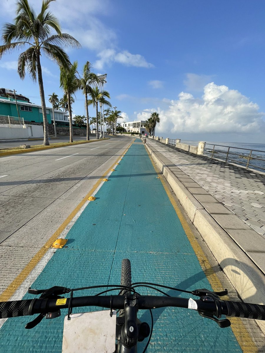 cude's tweet image. Malecón MZT 🚴🏽‍♂️🌊