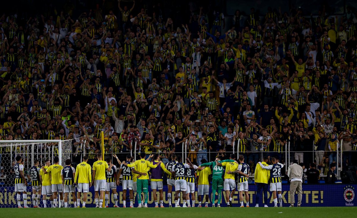 En az 3 net penaltısı verilmeyen, buz gibi golü iptal edilen Fenerbahçe; bugün hem rakibini hem de hakemleri yendi.

Ne yaparsanız yapın BU TAKIM BU SEZON ŞAMPİYON OLACAK!