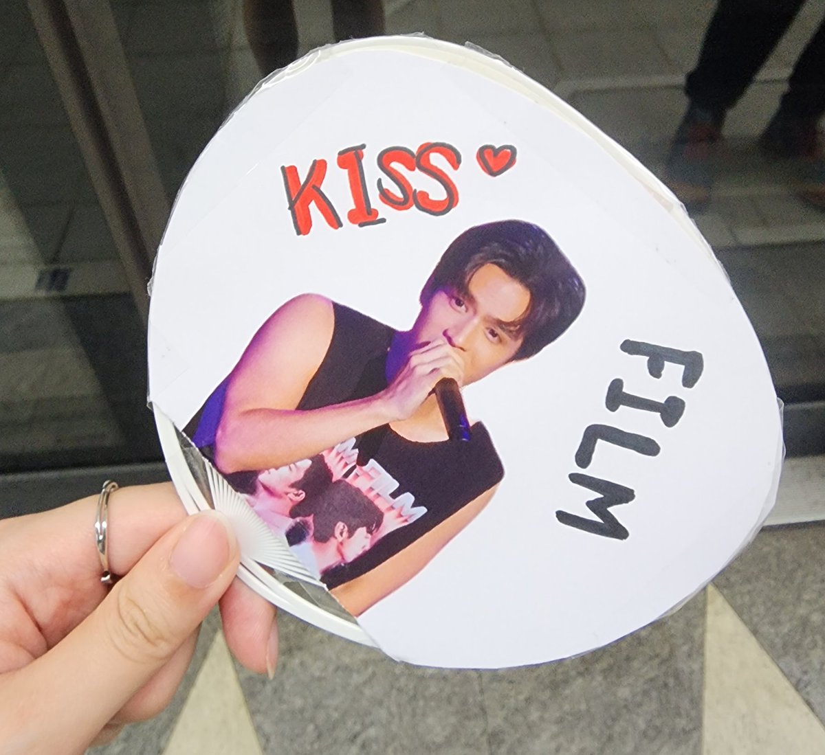 hanshing1869's tweet photo. When P'Film saw my tiny fan, he made this cute face for me.
Why he so cute. 🥰
@film_tnp20
#FilmThanapat
#JamFilm
#JF1stFanmeetingTaiwan
#Jamfilm1stfanmeetinginTaiwan 
#jamfilmfmintaipei https://t.co/efy6a3z2cC