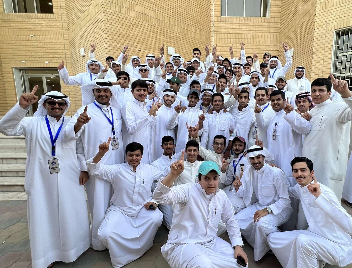 لعيون ربعي والله اني بالمهمات ارتكيت
مفرعن راسي وحاذف غترتي  وعقالها 

انا وقفت بموقفٍ حامي وفي ربعي رقيت
ماهمني كل الجموع قصارها وطوالها

يالابتي يادرع جمبي بالعزواي لا اعتزيت 
النار من شبابها والخيل من خيالها 

961 صوت حر🔥🥇
شكراً لكم جميعاً وبيض الله وجيهكم💙💙
#قائمة_الشريعة