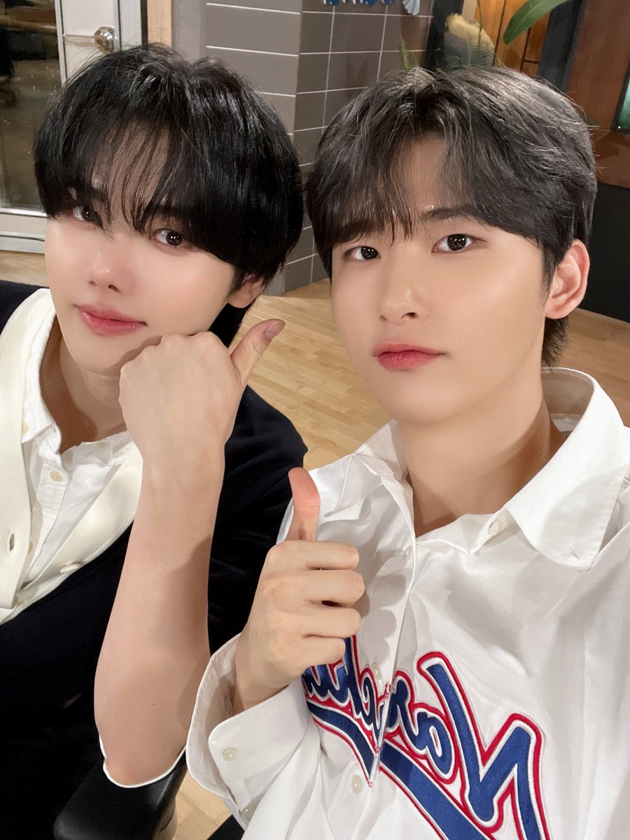 CRAVITYstarship's tweet photo. [📸] 231001
EBS 라디오 #경청
⠀
#CRAVITY #크래비티
#우빈 #민희
#SUN_SEEKER
#Cheese
#Ready_or_Not https://t.co/jWRjTTUSxd