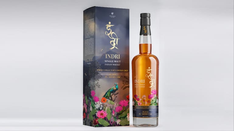 IndianTechGuide's tweet image. Indian whiskey, the &apos;Indri&apos; is awarded as the best whisky in the world at the 2023 Whiskies of the World Awards.