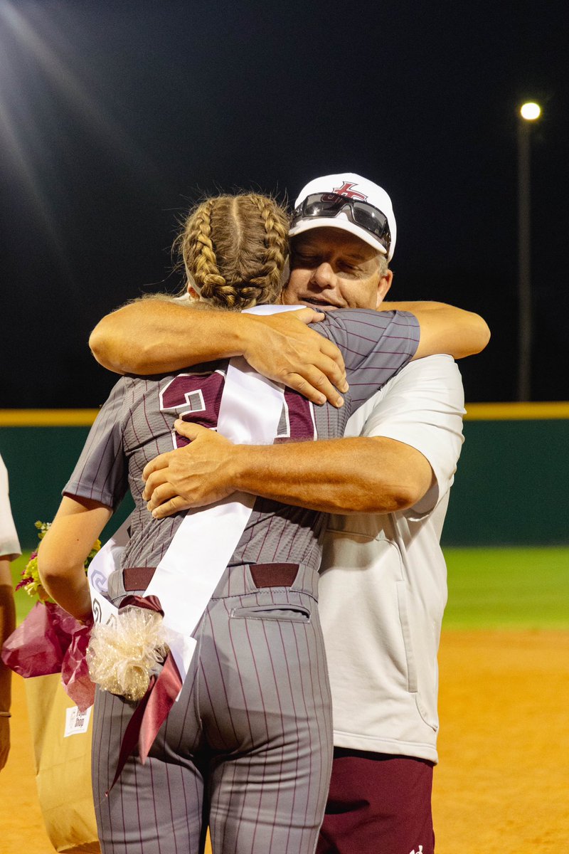 CaliWorsham's tweet photo. Senior night was on Thursday! It was a night full of so many emotions!! https://t.co/Za6e0wmdYl