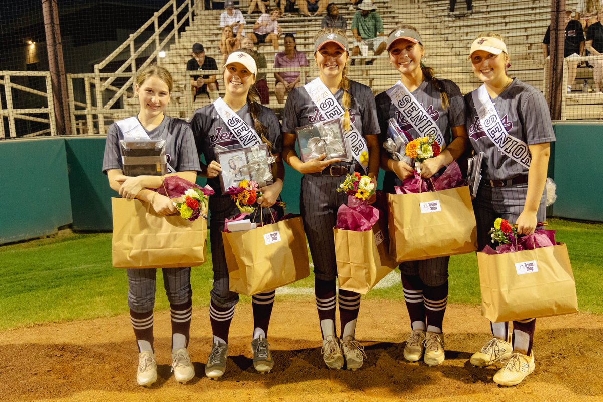 CaliWorsham's tweet photo. Senior night was on Thursday! It was a night full of so many emotions!! https://t.co/Za6e0wmdYl