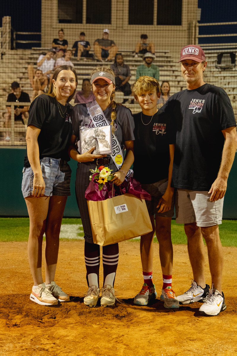 CaliWorsham's tweet photo. Senior night was on Thursday! It was a night full of so many emotions!! https://t.co/Za6e0wmdYl