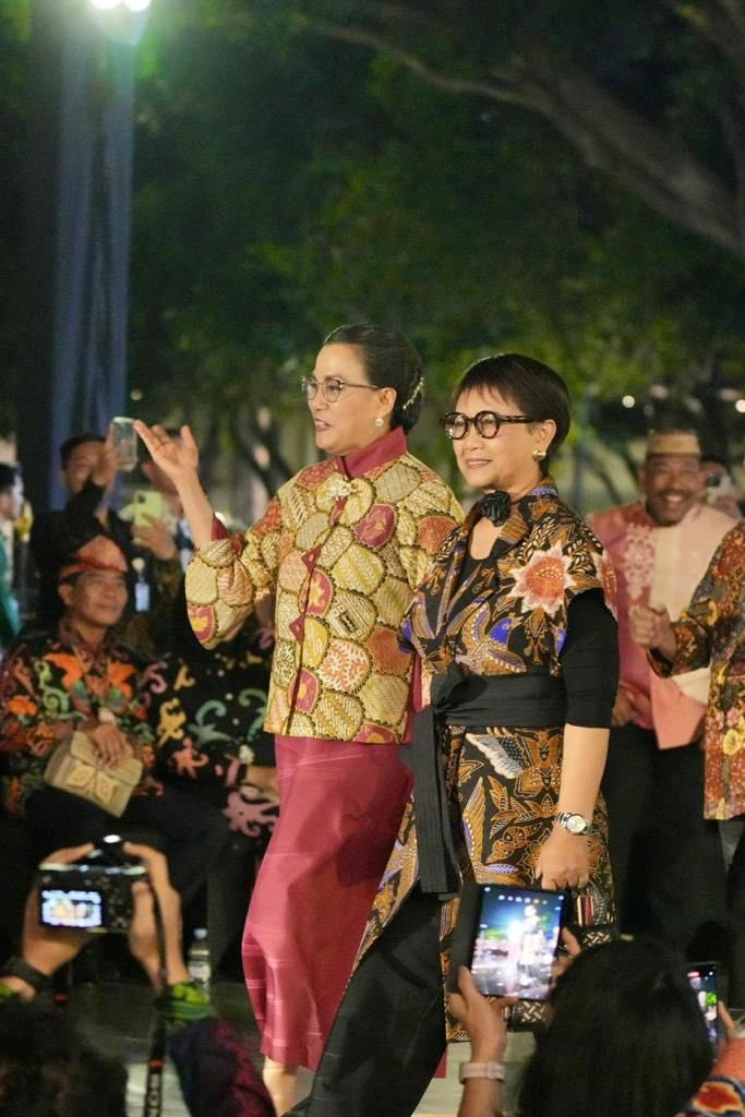 Menlu_RI's tweet photo. Bangga dengan batik Indonesia ✨

Penampilan keindahan dan keanekaragaman batik bersama anggota Kabinet pada pagelaran #IstanaBerbatik (1/10) di depan Istana Merdeka… https://t.co/i3tbGTUDsd