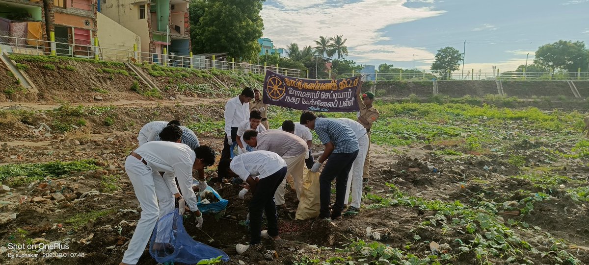 Chidambaramsbm's tweet photo. Swachhata hi seva program water bodies cleaning activities Kumaran kulam.. participation Municipal commissioner municipal engineer, Municipal Councillor and Rotary club Members and Valunters association and nss students.. https://t.co/TAAnL0AV42