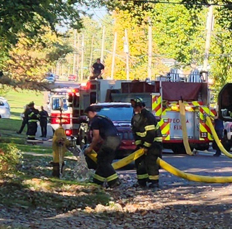 ffshifflett's tweet image. Peoria, Illinois Fire on scene of a working fire in the 1100 blk  Maywood. Smoke was showing from the station

#fire #Ilfire #illinoisfire #peoria #peoriafire #smokeshowing #fireshowing