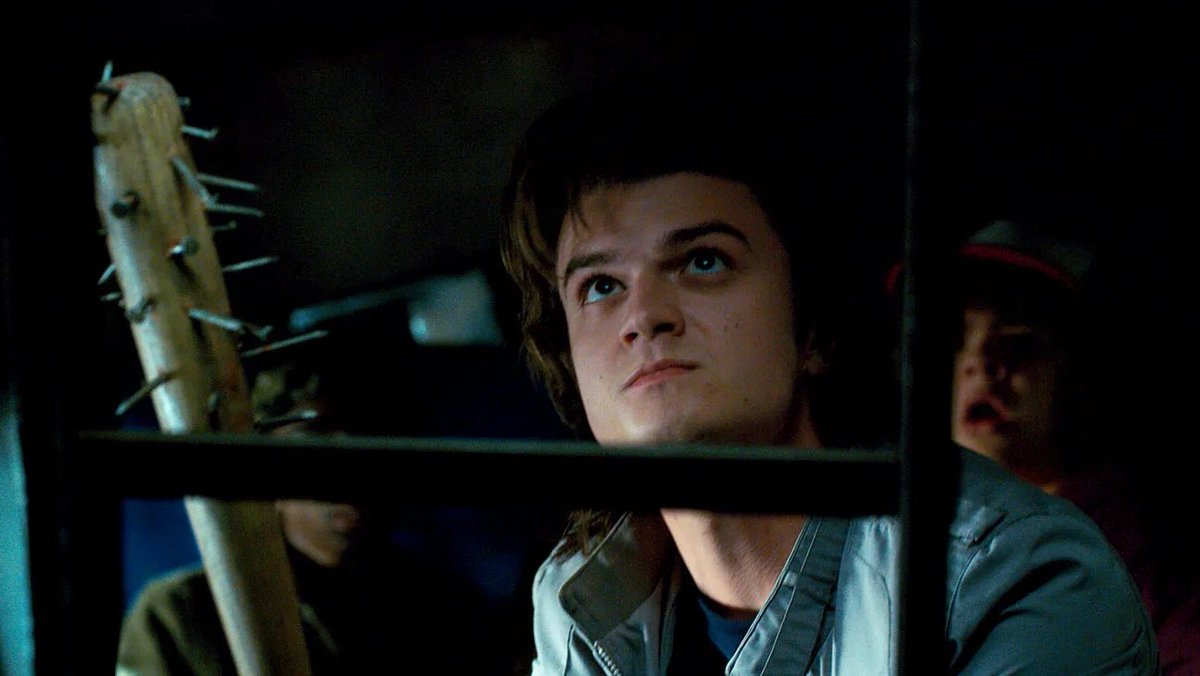 thinkharrington's tweet photo. happy october aka season 2 steve harrington month 🎃🍂👻 https://t.co/N2xB0KjYNU