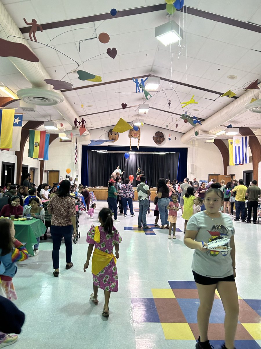 Principal_CIS's tweet photo. A wonderful time at Fiesta Internacional! Gracias CIS families and staff for joining us last night! #apsva #CIS #HispanicHeritageMonth https://t.co/q6iczo4juZ