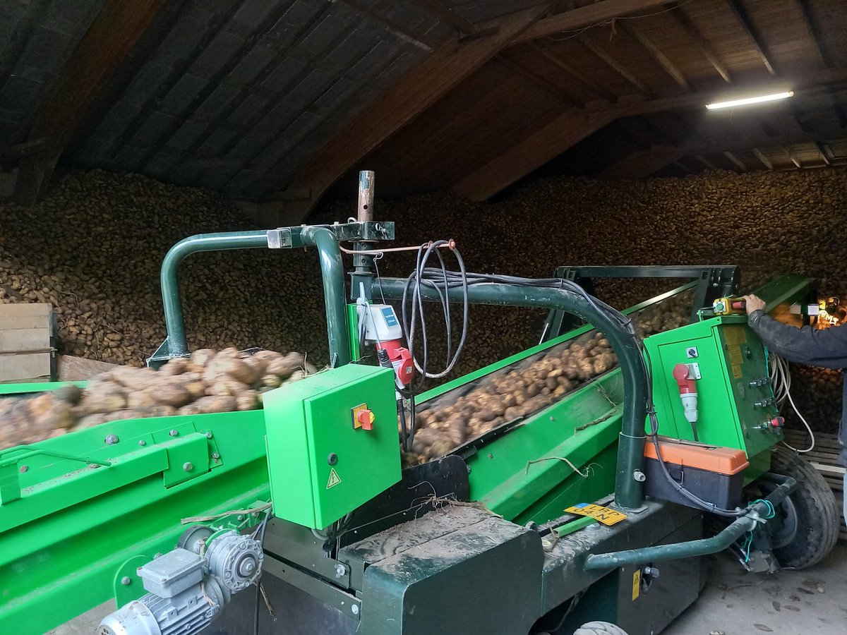 LoddersJaap's tweet photo. Vandaag verder met aardappelen rooien. #donata @Avikoaardappel https://t.co/ULrfT4zRyO