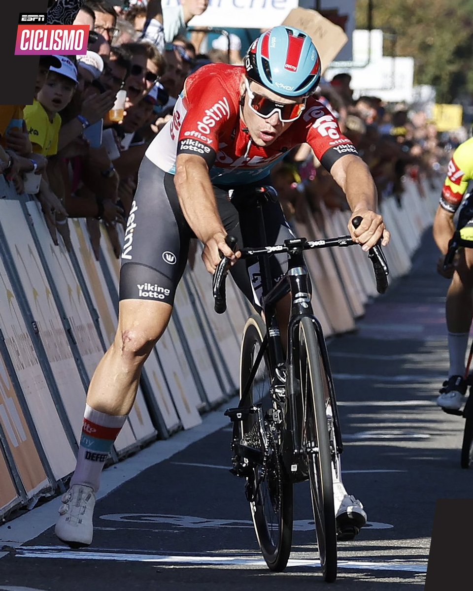 ESPNCiclismo's tweet photo. ¡Así ganó Arnaud #DeLie la #LottoFamenneArdenneClassic! 🫣
Mientras disputaba el sprint, el belga tuvo un problema con su cala y se quedó con un solo pedal disponible. Más atrás llegaron Kaden #Groves y Florian #Senechal.
📷 @lotto_dstny https://t.co/nSblNaFwtV