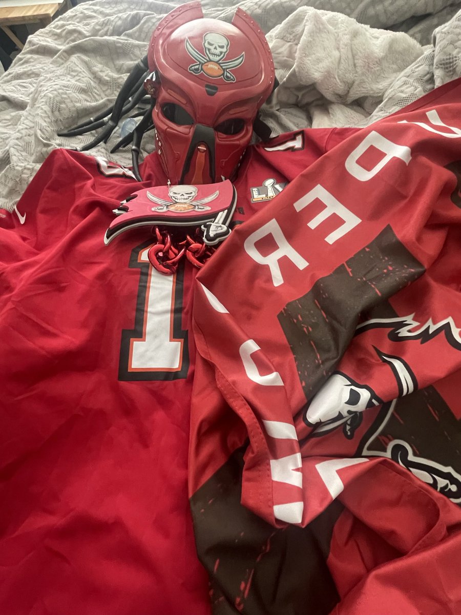 Bmoorelikeme85's tweet photo. GAMEDAY #GOBUCS  @Buccaneers #BLEWDAT https://t.co/ywZ3hFxdLC