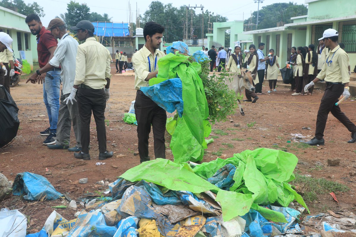 nmietbbsr's tweet photo. #ShramdaanForSwachhata at Bhubaneswar's Dumduma Ward No. 64 by students and staff of NMIET today.
#GandhiJayanti2023 #Swcchabharat
#SwachhataHiSeva #MassCleanliness
#BhubaneswarGarbageFree #Bhubaneswar #GarbageFreeIndia #Cleanindia #GovtofIndia #Nmietofficial https://t.co/BOH1cTBvQb