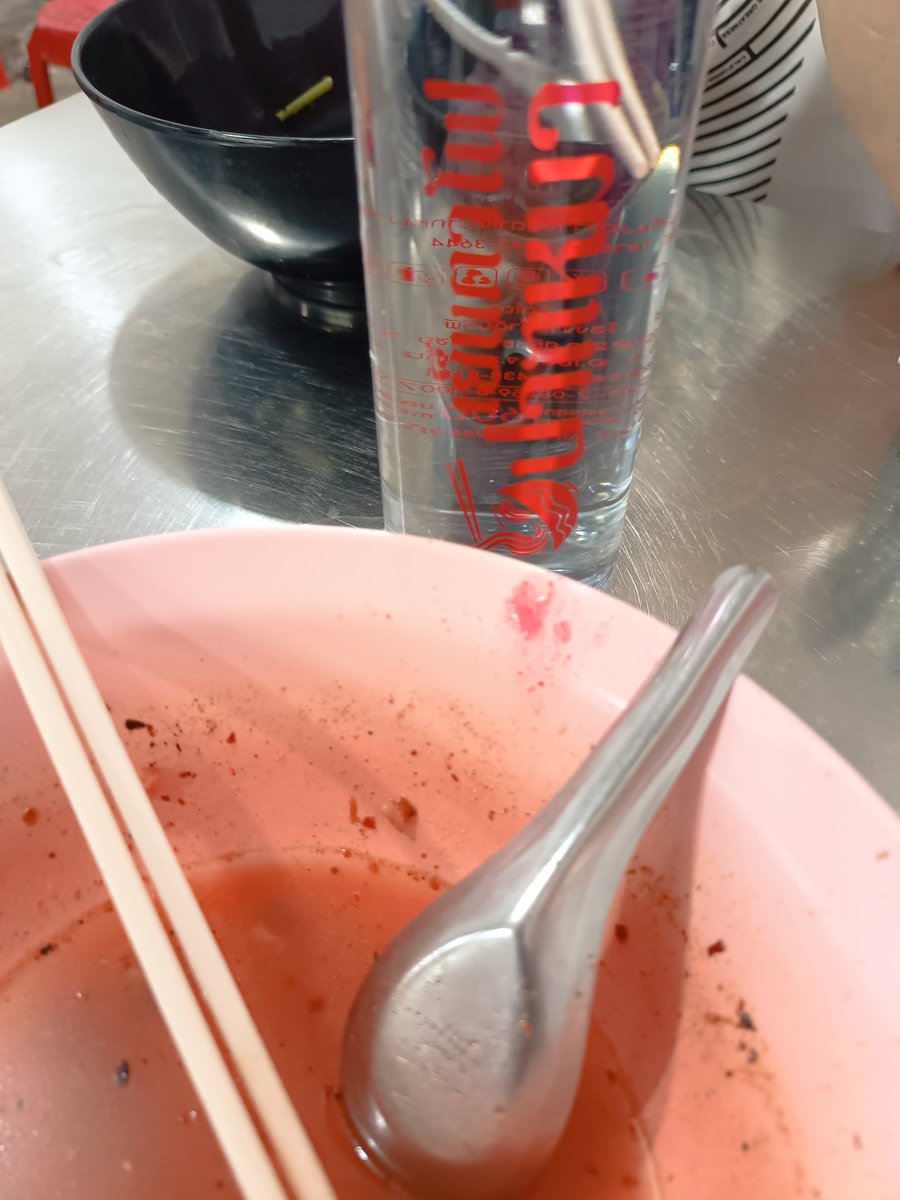 Chill27Popchill's tweet photo. คือ...อยากทานมาก
คือ...ไม่ได้มาทานนานมากจนร้านเปลื่นยแปลงไปเยอะ และมีน้ำดื่มแบร์ตัวเองแล้ว...@เย็นตาโฟปากหมา อร่อยไม่เปลี่ยนแปลง😋😋 https://t.co/1ACekc0e20