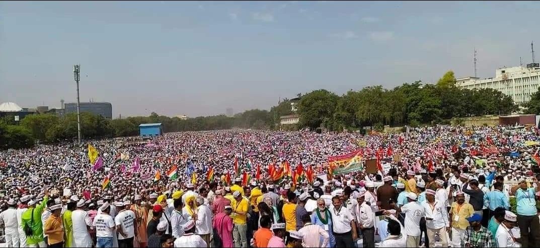 AshokKumar1174's tweet photo. दिल्ली रामलीला मैदान में इतिहास बन गया देश की आज़ादी के बाद आज शिक्षक कर्मचारी द्वारा इतिहास की सबसे बड़ी रैली हुई..🚩🇮🇳 
पेंशन हक़ है , लेकर रहेंगे , जय OPS 🇮🇳
@Vishwan97737690
@ManjeetIMOPS

#OPS_RALLY_DELHI_CHALO 
#OldPension #RamleelaMaidan
#OPS_RALLY_DELHI #vijaykumarbandhu https://t.co/EiD5r5wNeY