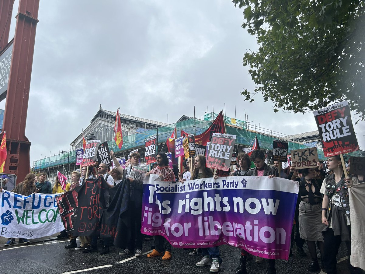 Thousands on the march in Manchester today for <a href="/pplsassembly/">People's Assembly</a> national demonstration #ToriesOut #UnitedAgainstTheTories #refugeesarewelcomehere 👇👇