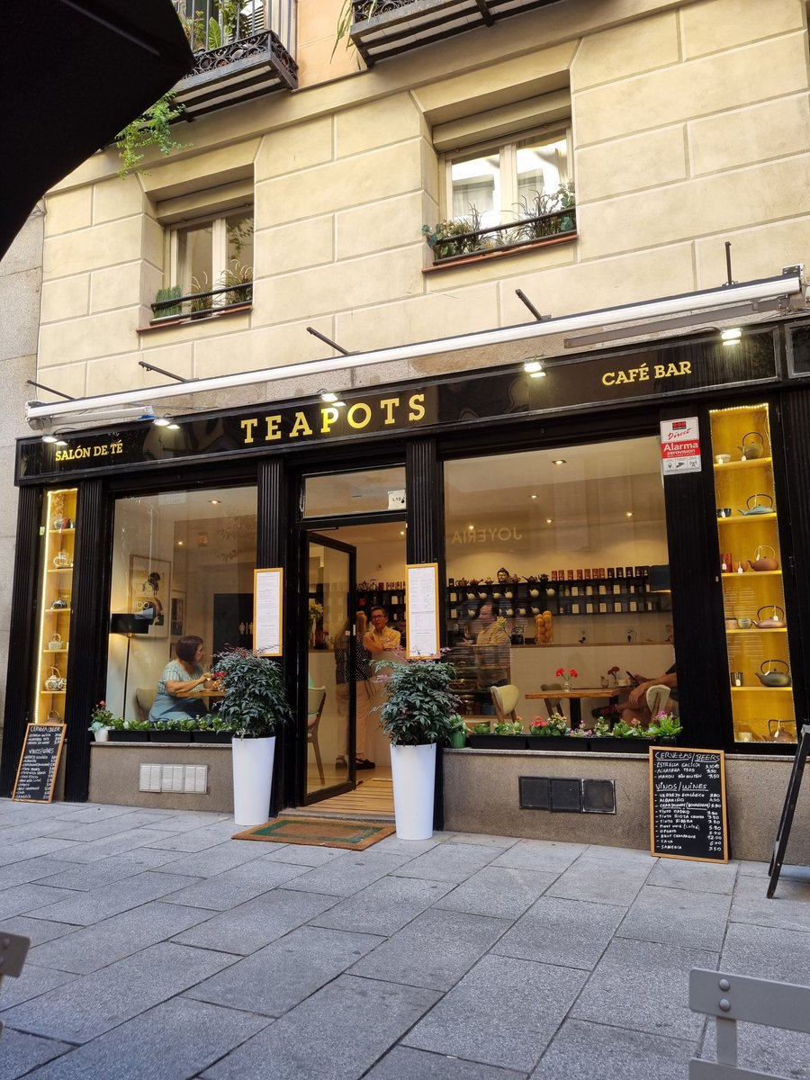 lorden68's tweet image. El secreto mejor guardado del centro de Madrid, lo mismo te tomas un té, que te abres un Borgoña de 100 pavos #TeaPots
