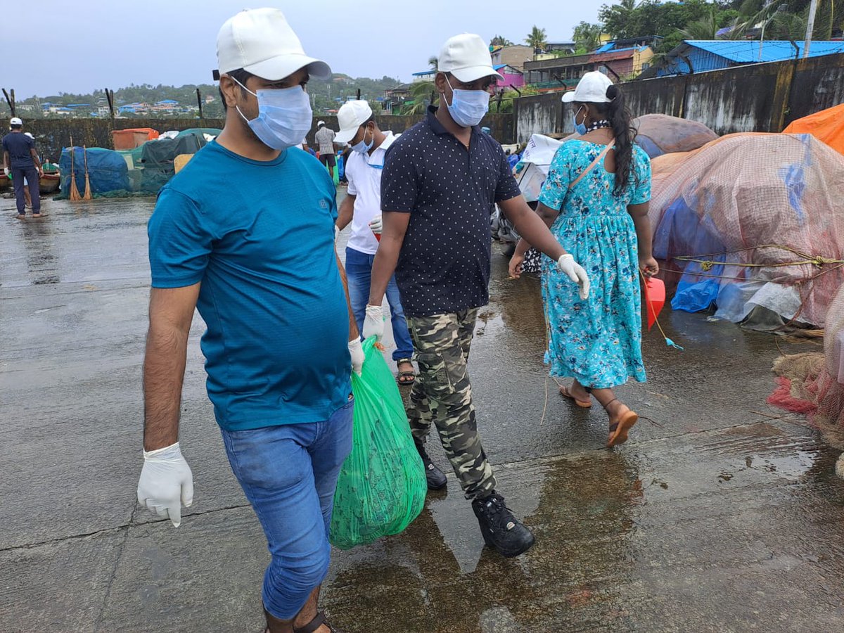 FisherySurveyOI's tweet photo. #FSI #PortBlair base has conducted Clean-up campaign at #Juglighat #FishLanding Centre under the #swachhata #seva #campaign on 01.10.2023. Chief Guest for the programme was Shri Y. Goga Rao, #Councilor from Junglighat, Ward no.14. He appreciated the efforts taken by FSI and (2/4) https://t.co/hYqwYfkN7b