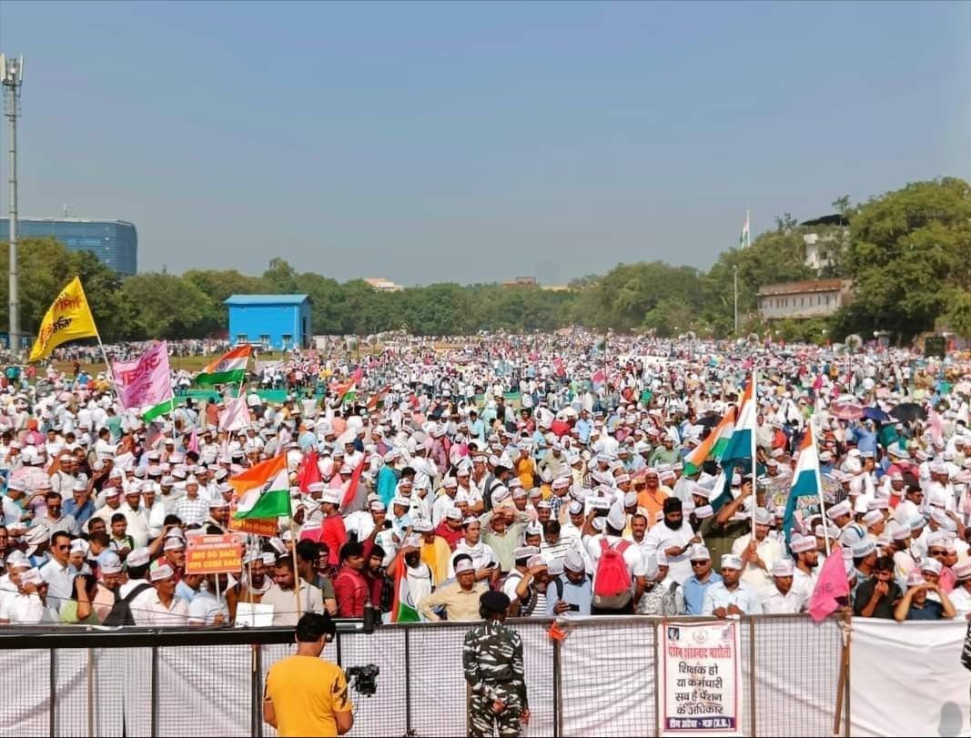 AshokKumar1174's tweet photo. दिल्ली के रामलीला मैदान में इतिहास बन गया देश की आज़ादी के बाद देश के शिक्षक कर्मचारी इतिहास की सबसे बड़ी रैली हुई..🚩🇮🇳

#पुरानी_पेंशन_हक_हैं_लेकर_रहेंगे 🚩🚩

#opschallenge 

#OPS_RALLY_DELHI_CHALO 

#रामलीला_मैदान 

@Aamitabh2
 
@PMOIndia
 
@AmitShah
 
@BJP4India https://t.co/JfeuqLZSL6