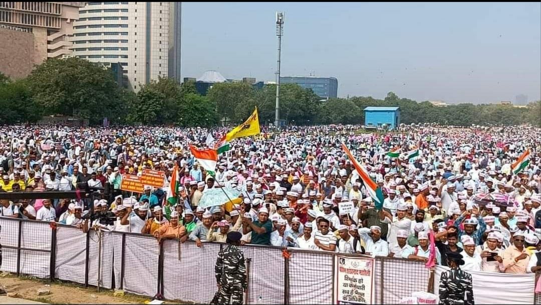 AshokKumar1174's tweet photo. दिल्ली के रामलीला मैदान में इतिहास बन गया देश की आज़ादी के बाद देश के शिक्षक कर्मचारी इतिहास की सबसे बड़ी रैली हुई..🚩🇮🇳

#पुरानी_पेंशन_हक_हैं_लेकर_रहेंगे 🚩🚩

#opschallenge 

#OPS_RALLY_DELHI_CHALO 

#रामलीला_मैदान 

@Aamitabh2
 
@PMOIndia
 
@AmitShah
 
@BJP4India https://t.co/JfeuqLZSL6