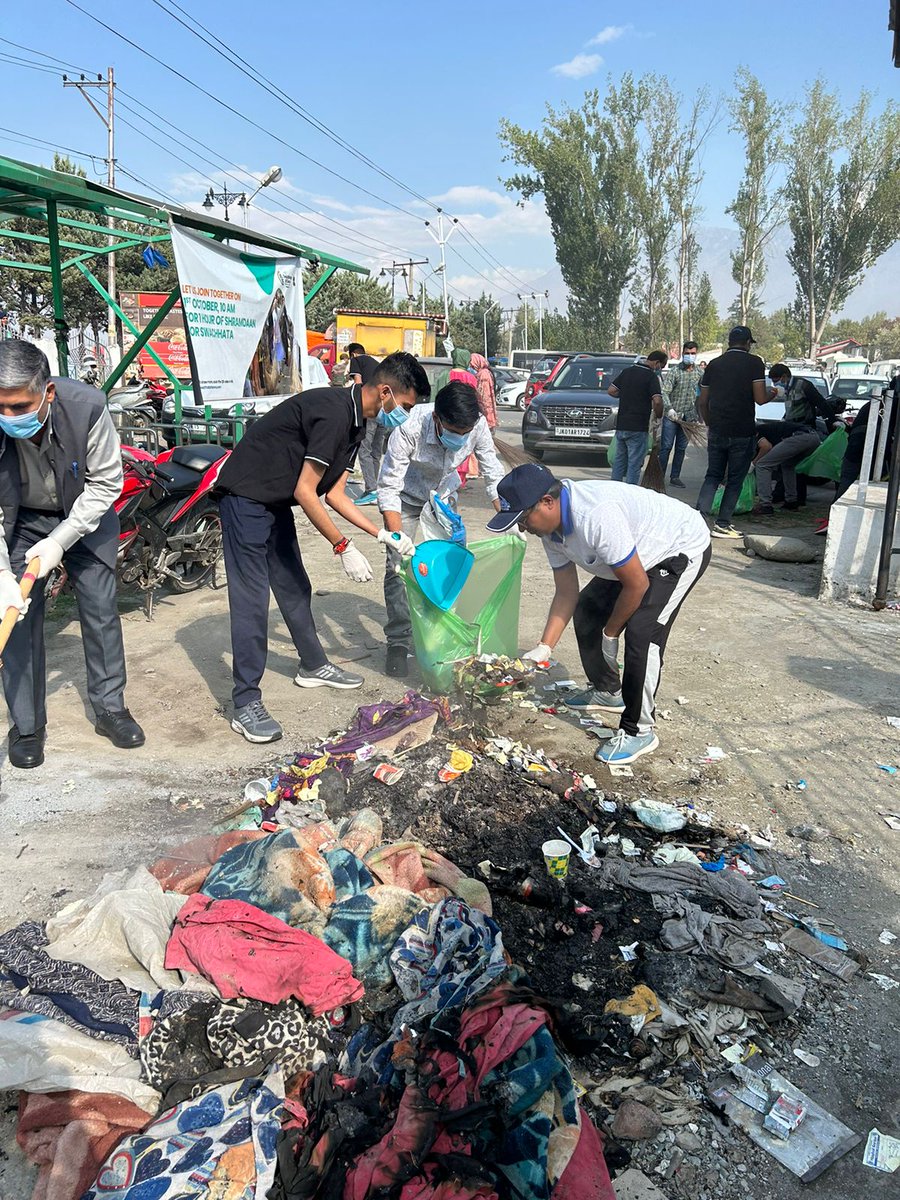 NhidclSrinagar's tweet photo. As part of 'Swachchta Pakhwada- Swachchta hi Seva', 2023, a mass cleanliness drive was organised at Nishat Garden Parking lot, in Srinagar, J&amp;K.
#EkTareekhEkGhanta #SwachhBharat #SpecialCampaign3 #GarbageFreeIndia 
#JammuKashmir 
@nhidcl https://t.co/J7QpeNq5bx
