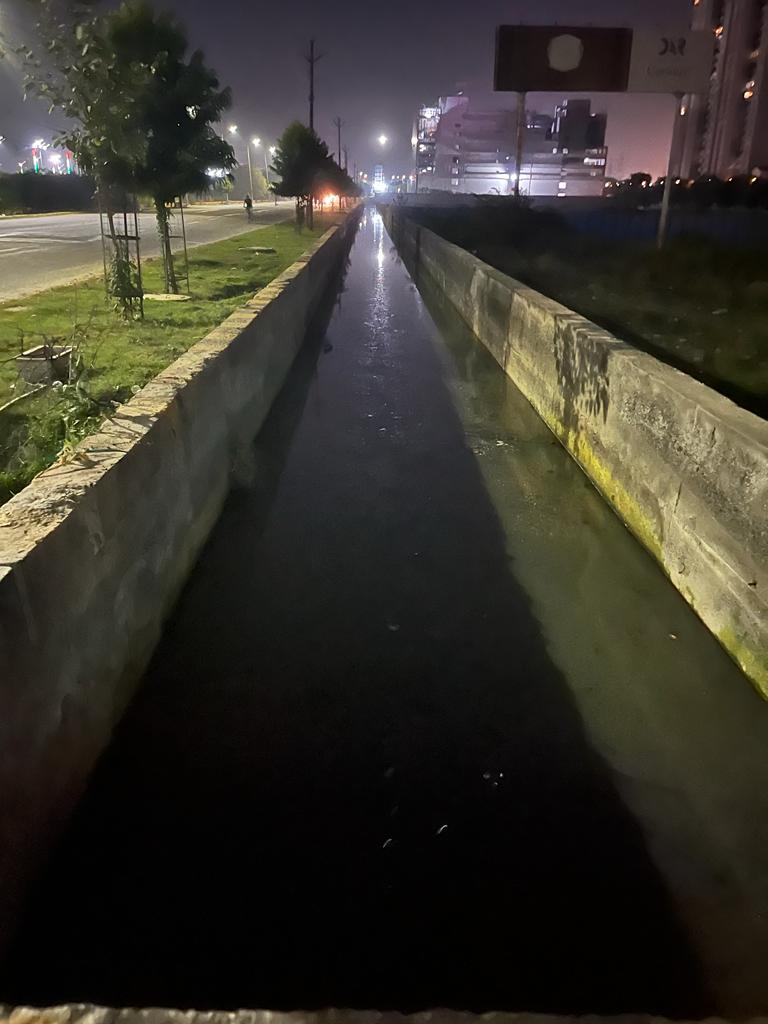 ASHSRI17's tweet photo. @CeoNoida Good evening sir!
A very foul smell is emanating from the stagnant water in the drain outside our society . Some pictures are attached for ready reference. Request advice concerned for prompt action please. 
Regards 
Ashish Srivastava
R/O ACE GOLFSHIRE SECTOR 150 NOIDA https://t.co/VpVbpUVRiF