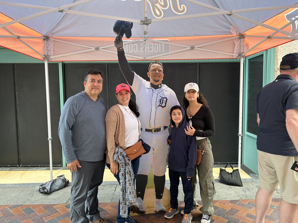 jcialex's tweet photo. In Detroit for @MiguelCabrera last game.
Visiting El Rey Pop Up
Ya en Detroit para el ultimo juego de Miggy!! Visitando el Pop Up https://t.co/5yTGKyxQnA