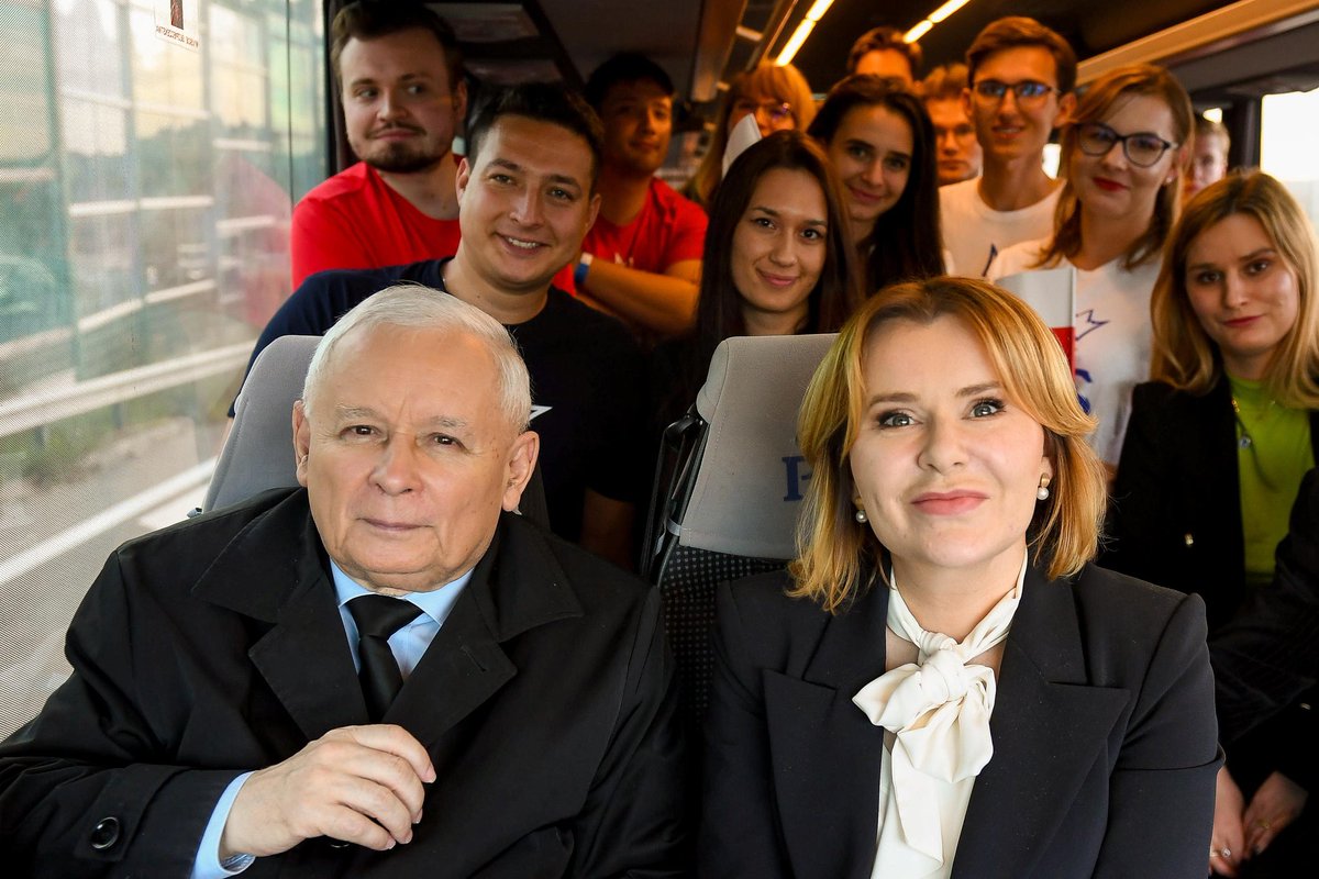 Stasiak_BA's tweet photo. Za nami świetna konwencja #PiS w #Katowice. Nie zwalniamy tempa do ostatniego dnia kampanii. Kontynuujemy objazd #PiSbus. Wraz z Prezesem #PiS J. #Kaczyński wyruszyliśmy w drogę na spotkanie z mieszkańcami Włoszczowy. Do zobaczenia! #BezpiecznaPolska https://t.co/GVdC4ZHGNl