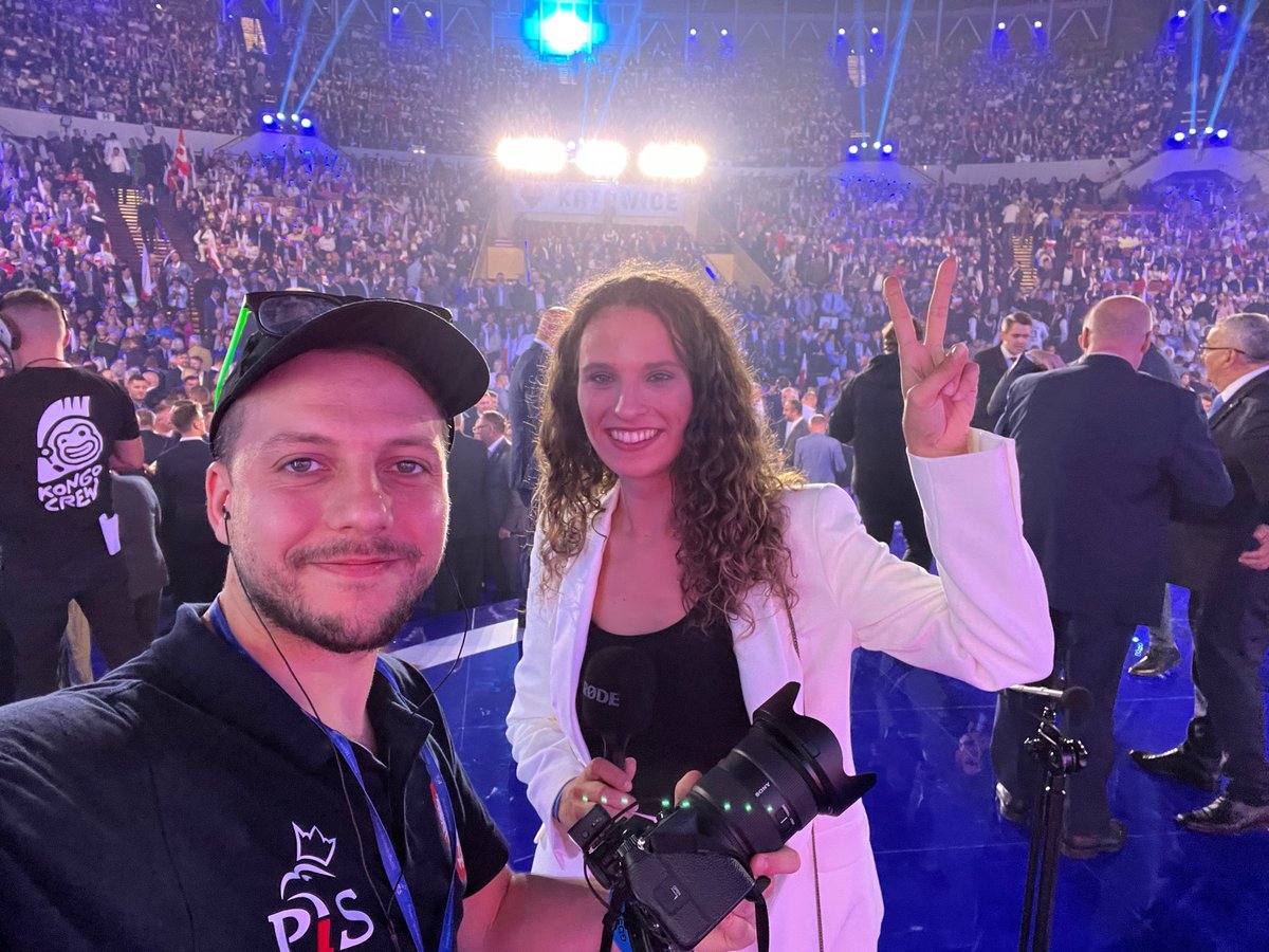Stasiak_BA's tweet photo. Za nami świetna konwencja #PiS w #Katowice. Nie zwalniamy tempa do ostatniego dnia kampanii. Kontynuujemy objazd #PiSbus. Wraz z Prezesem #PiS J. #Kaczyński wyruszyliśmy w drogę na spotkanie z mieszkańcami Włoszczowy. Do zobaczenia! #BezpiecznaPolska https://t.co/GVdC4ZHGNl