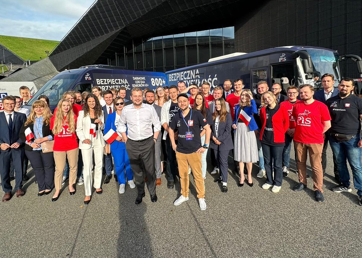 Stasiak_BA's tweet photo. Za nami świetna konwencja #PiS w #Katowice. Nie zwalniamy tempa do ostatniego dnia kampanii. Kontynuujemy objazd #PiSbus. Wraz z Prezesem #PiS J. #Kaczyński wyruszyliśmy w drogę na spotkanie z mieszkańcami Włoszczowy. Do zobaczenia! #BezpiecznaPolska https://t.co/GVdC4ZHGNl