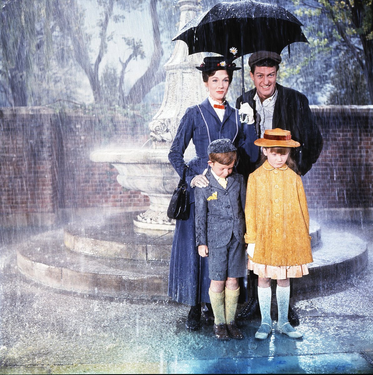 JuanC_Rdgz's tweet photo. 🎬 Happy Birthday Julie Andrews 🎂🎬
#JulieAndrews #MaryPoppins #TheSoundofMusic #MariavonTrapp #Shrek2 #QueenLillian #DespicableMe #DespicableMe3 #MinionsTheRiseofGru #GrusMom #Marlena #Aquaman #Karathen #HappyBirthdayJulieAndrews https://t.co/u0YVxj6UWF