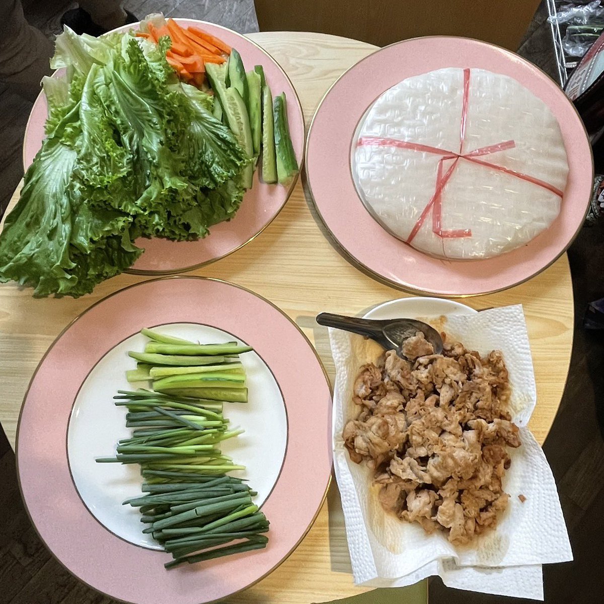 angkordining's tweet photo. 🌝第14回🇮🇳🇰🇷🇮🇩🇵🇪🇰🇭🇻🇳🇰🇭🇵🇪🇳🇵🇯🇵🇷🇴🇰🇭🇰🇭🇮🇹🇰🇭

今回は中秋の名月✖️満月
というサイコーの開運日でした

メニューはだいたい主人と相談するのですが　焼いちゃえ！🍖と😆カンボジア焼肉を中心にカレー生春巻きというラインナップでした
次回もぜひお楽しみに❤️

#満月会
#あやしい会
#フリーダム https://t.co/D3F5BQoBOm