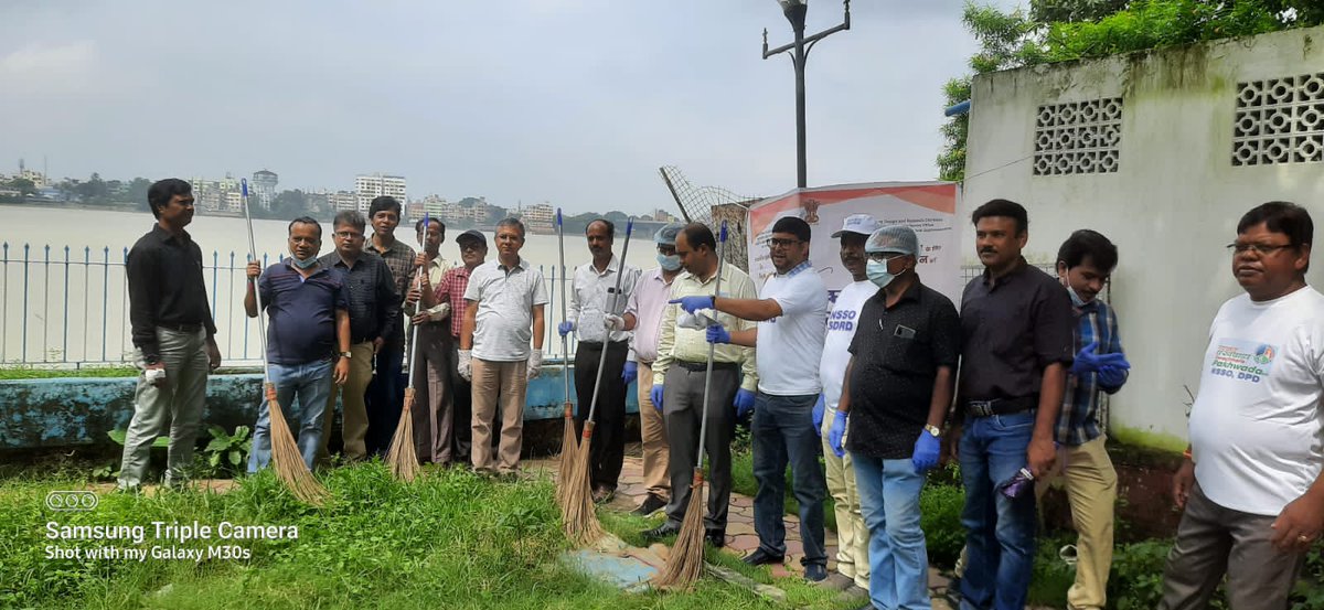 SDRD_NSSO's tweet photo. Swachhata campaign 3.0

"Sharamdan event" organized by SDRD, NSSO at Alam Bazar, Ganga Ghat, Kolkata on 01.10.2023.
@GoIStats 
#SwachhataCampaign #Shramdaan #SwachhBharat #swachhNSSO #swachhSDRD https://t.co/guF6gtn8DA