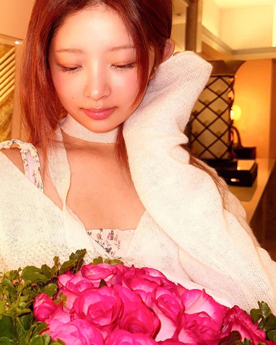 𔘓 𓂃  ࣪ ˖  ִֶָ
ㅤ
     Your 𝗉͟𝗈͟𝗂͟𝗇͟𝗍͟ 𝗈͟𝖿͟ 𝗏͟𝗂͟𝖾͟𝗐 when you were on a date
     with me at  a   restaurant with  a   beautiful
     bouquet of flowers from you.  "𝖸𝗈𝗎" means
     𝖣𝗂𝗏𝖾！‹𝟹
ㅤ