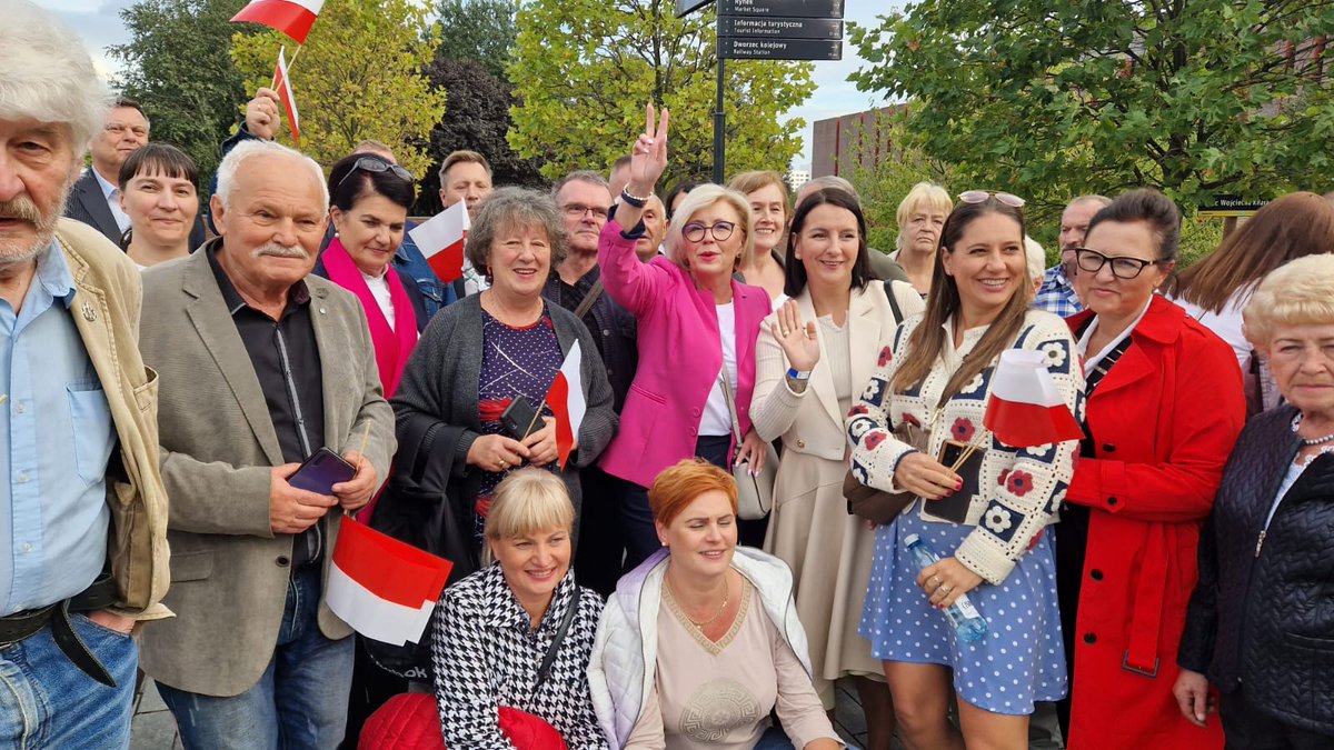 MarzenaMachalek's tweet photo. Moja mocna ekipa wraca z Katowic👍🇵🇱

#BezpiecznaPolska https://t.co/7lj14lhY19