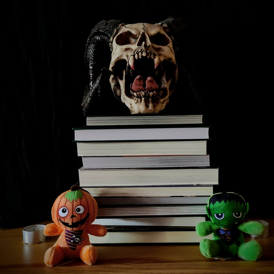 CaminoAquelarre's tweet photo. ¡Octubre ya está aquí! Y viene con hojas secas y libros... 🍂📖

🧵 En este pequeño hilo tenéis unas cuantas lecturas recomendadas para afrontar la parte oscura del año. https://t.co/ta167Wff9E