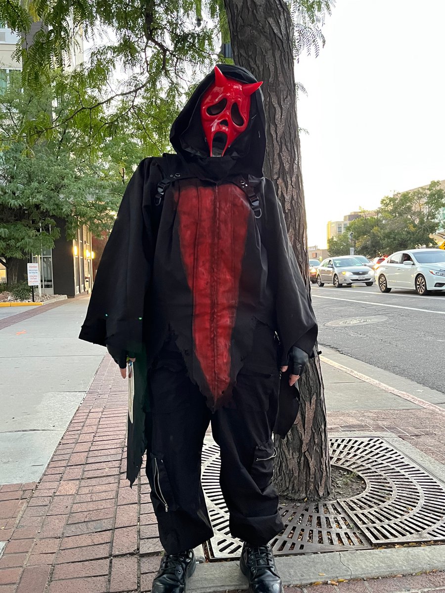 Teaghoulart's tweet photo. Quick ghostface cosplay drop bc I like these pics *epic kickflip* https://t.co/wurbE4f7tC