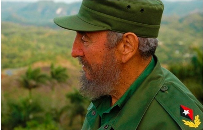 #FidelPorSiempre, un denominador común caracterizó su vida: el humanismo, esa fuerza movió cada una de sus acciones. La virtud de sentir, como suyo, el dolor ajeno, la de tender el brazo solidario en cualquier confín del mundo. #Cuba 🇨🇺