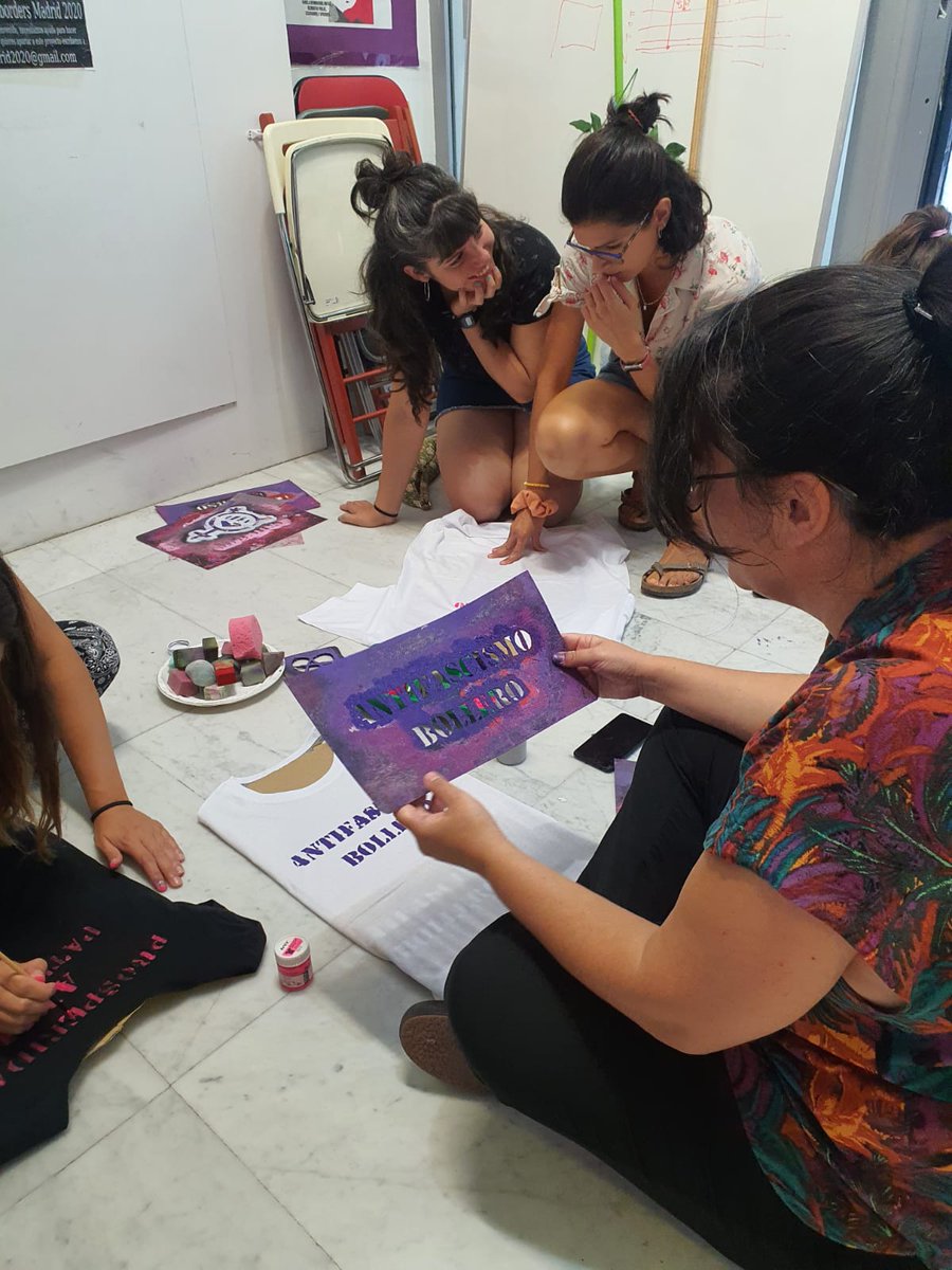 feministasprosp's tweet photo. Hoy hemos estado tuneando camisetas en Amparitxu, con aperitivo y música, para cerrar las fiestas del barrio 🥳⚧ https://t.co/2qh4aNSuJH