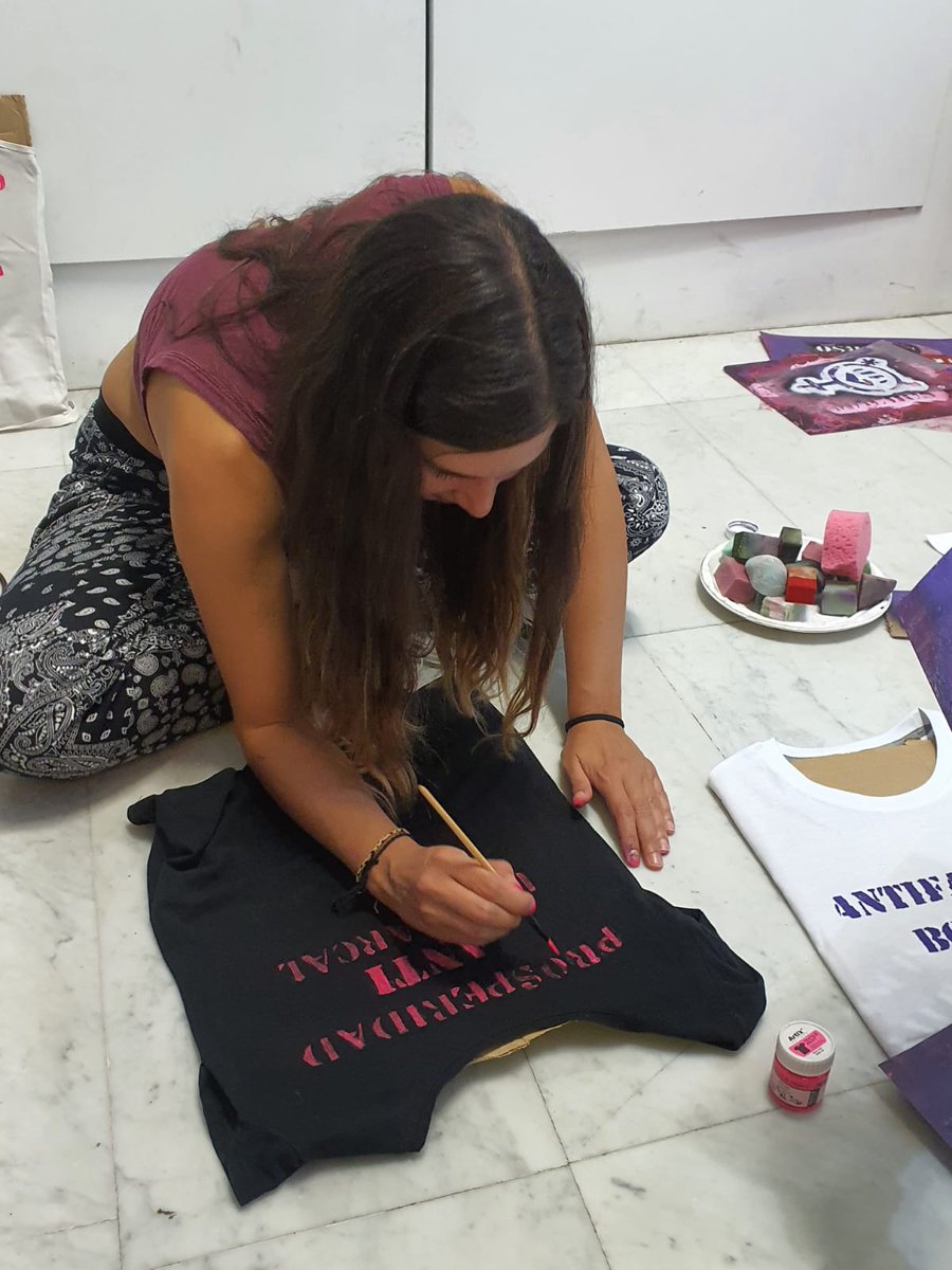 feministasprosp's tweet photo. Hoy hemos estado tuneando camisetas en Amparitxu, con aperitivo y música, para cerrar las fiestas del barrio 🥳⚧ https://t.co/2qh4aNSuJH
