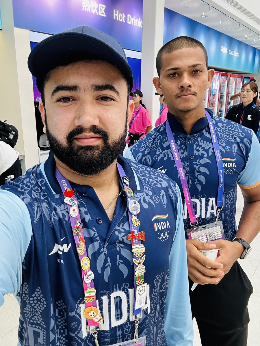 askdr_ut's tweet photo. Just another day roaming around in Asian Games Village.
Elite athletes in the house.
#asiangames #physio #neerajchopra #rinkusingh #yashasvijaiswal #ravibishnoi #aaveshkhan #shivamdube #drut https://t.co/iPp4zWfuT5