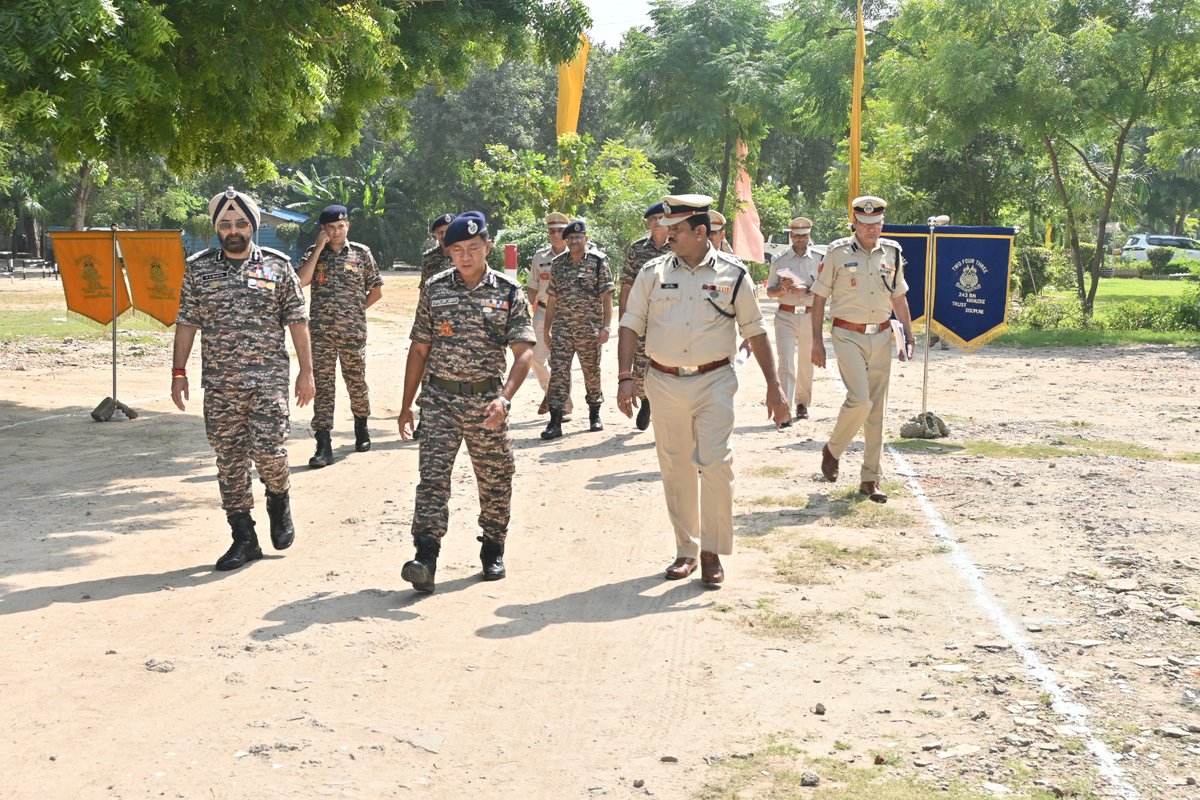 The leader with his men. DG #CRPF, @sthaosen visited the Battalion Camping Site, 31 Bn at Mayur Vihar. He held in-depth discussions with the officers and assessed operational preparedness.