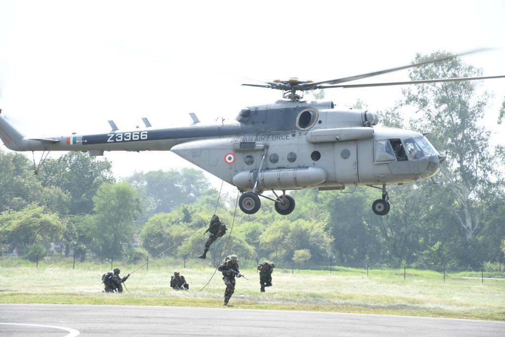 westerncomd_IA's tweet photo. #ChargingRAMwarrriors  #KhargaSappers &amp; #PineBrigade practiced Deep Insertion Behind Enemy Lines by #SpecialHeliborneOperations in seamless synergy with #IAF to #StrikeFastStrikeDeep. 
#KhargaCorps
#ImposersOfNationalWill
@adgpi https://t.co/a3b4N9UTYb