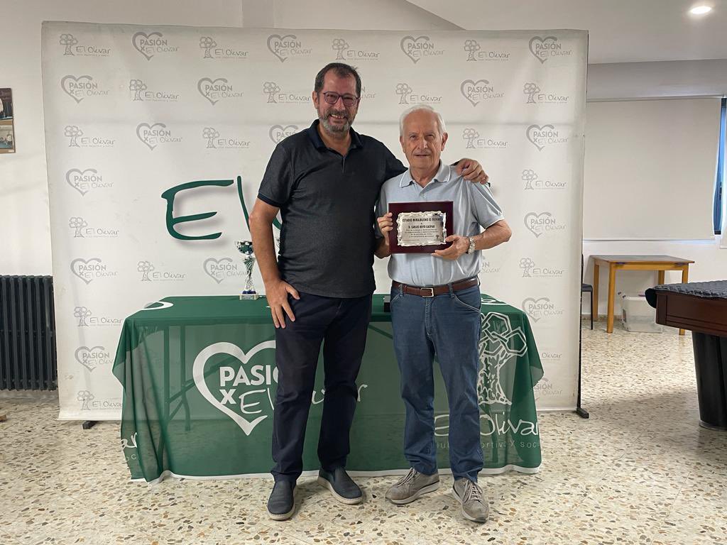 Carlos Royo recibía una placa como reconocimiento a su labor al frente del Máster de Aragón de billar y de la Sección de Billar #ElOlivar durante más de 20 años.

Francisco José Pablo Cerezuela, Presidente de nuestro Club, hacía entrega de la distinción.