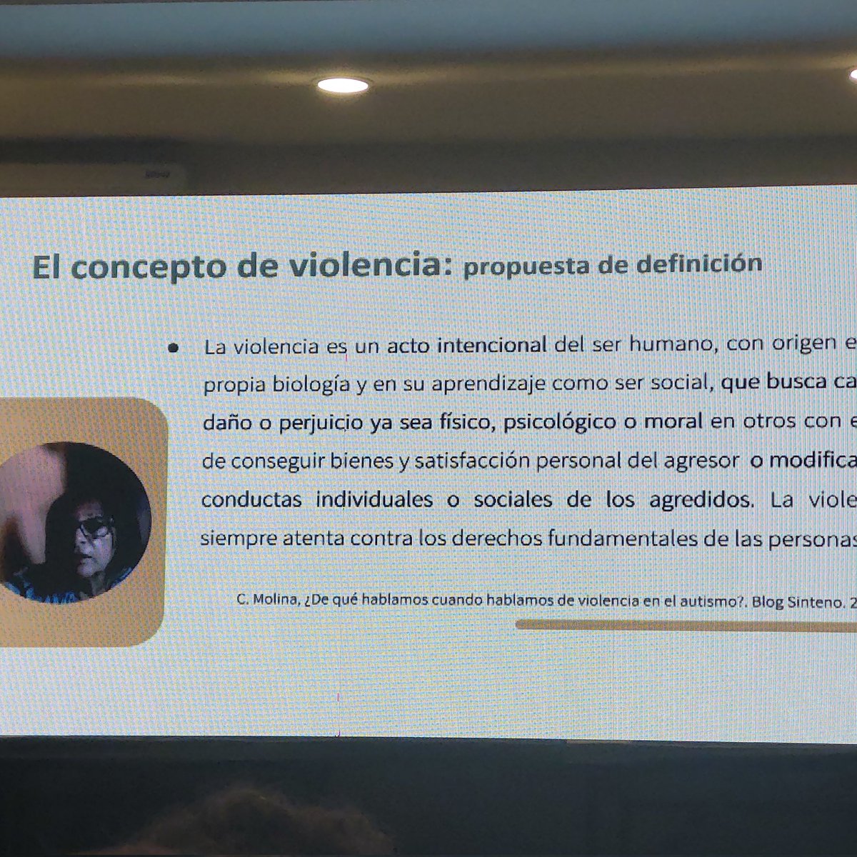 AUMexAc's tweet photo. Violencias en el autismo: Carmen Molina CEPAMA 

✔️Concepto de violencia biologia y social.

✔️La violencia es siempre una violación de derechos.

✔️Los autistas son personas vulnerables porque son, parecen, actúan y somos diferentes.
#1CongresoHispanoamericanoAutista #1CHA https://t.co/My3Ea7HuOa