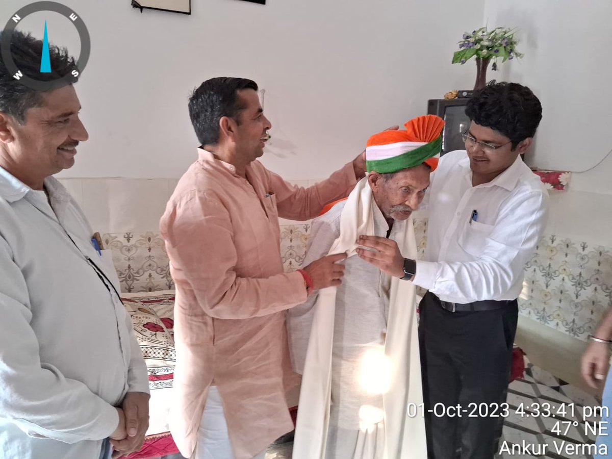 SaharanpurDm's tweet photo. माoभारत निर्वाचन आयोग द्वारा 100 वर्ष से अधिक आयु के मतदाताओं को सम्‍मानित किये जाने हेतु दिये गये निर्देशों तथा तत्‍क्रम में जिलाधिकारी @DrDinesh_IAS  द्वारा दिये गये निर्देशों के अनुपालन में दिनांक 01-10-2023 को अंकुर वर्मा उप जिलाधिकारी देवबन्‍द द्वारा ग्राम रणखण्‍डी तहसील देवबन्‍द के श्री चमेला सिंह आयु 102 वर्ष को ग्राम रणखण्‍डी में उनके घर जाकर पगडी-सोल-मिठाई का डब्‍बा देकर सम्‍मानित किया गया इस अवसर पर श्री अनिल कुमार पुण्‍डीर पूर्व ब्‍लाक प्रमुख भी मौजूद रहे ।
@CMOfficeUP @ChiefSecyUP @ECISVEEP @ceoup @InfoDeptUP @UPGovt 
@ankuraakash1993
