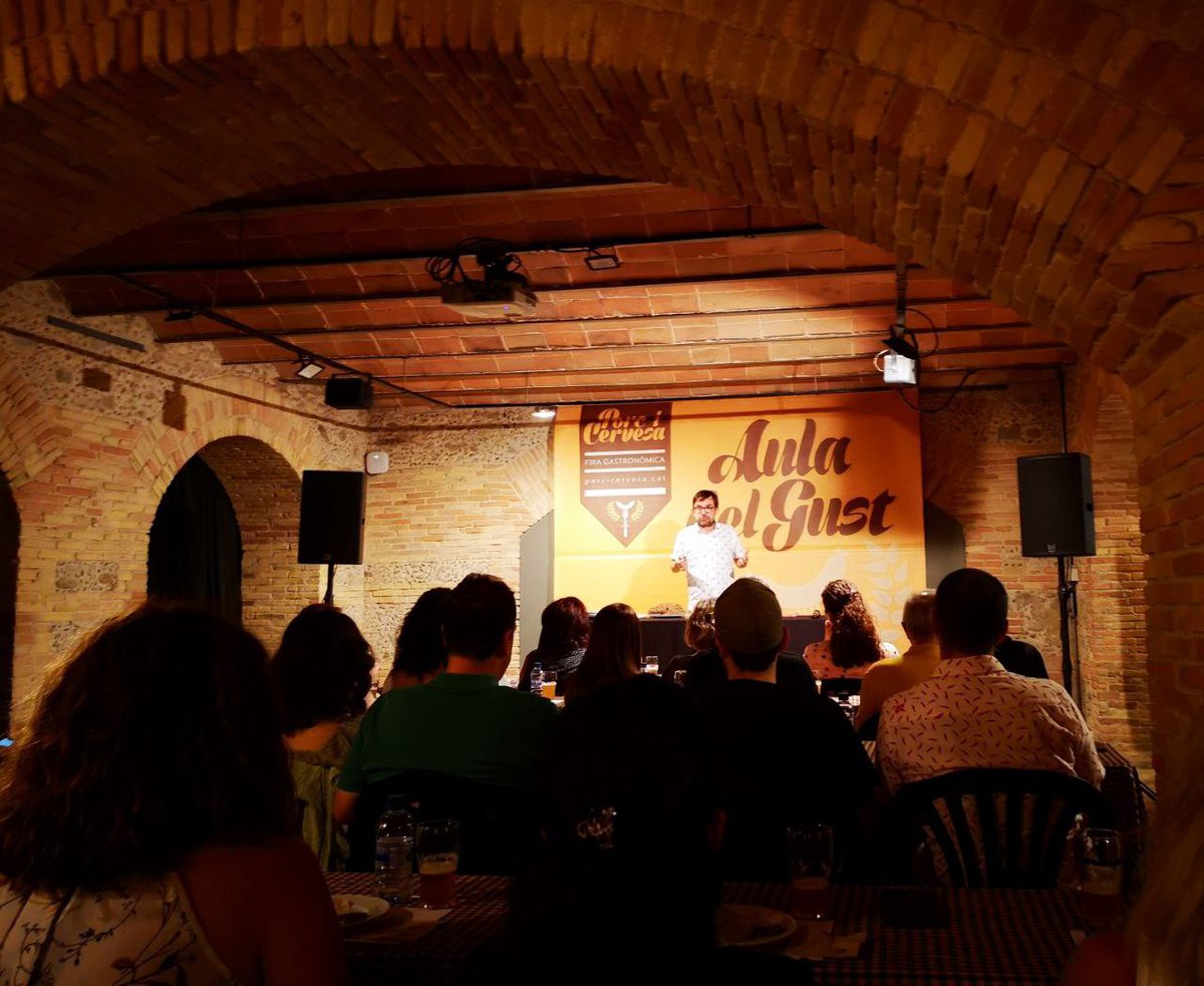 josep_sucarrats's tweet photo. Acabem un cap de setmana molt intens per a @monarrels. Hem portat la revista als socis i amics de @cecscat a Olesa, als actes del #ViMart de Martorell, al festival Liternatura de Collserola amb @BibliotequesBCN i hem participat a la fira #porcicervesa de Manlleu. Gràcies a tots! https://t.co/H7YOUO2Y5c