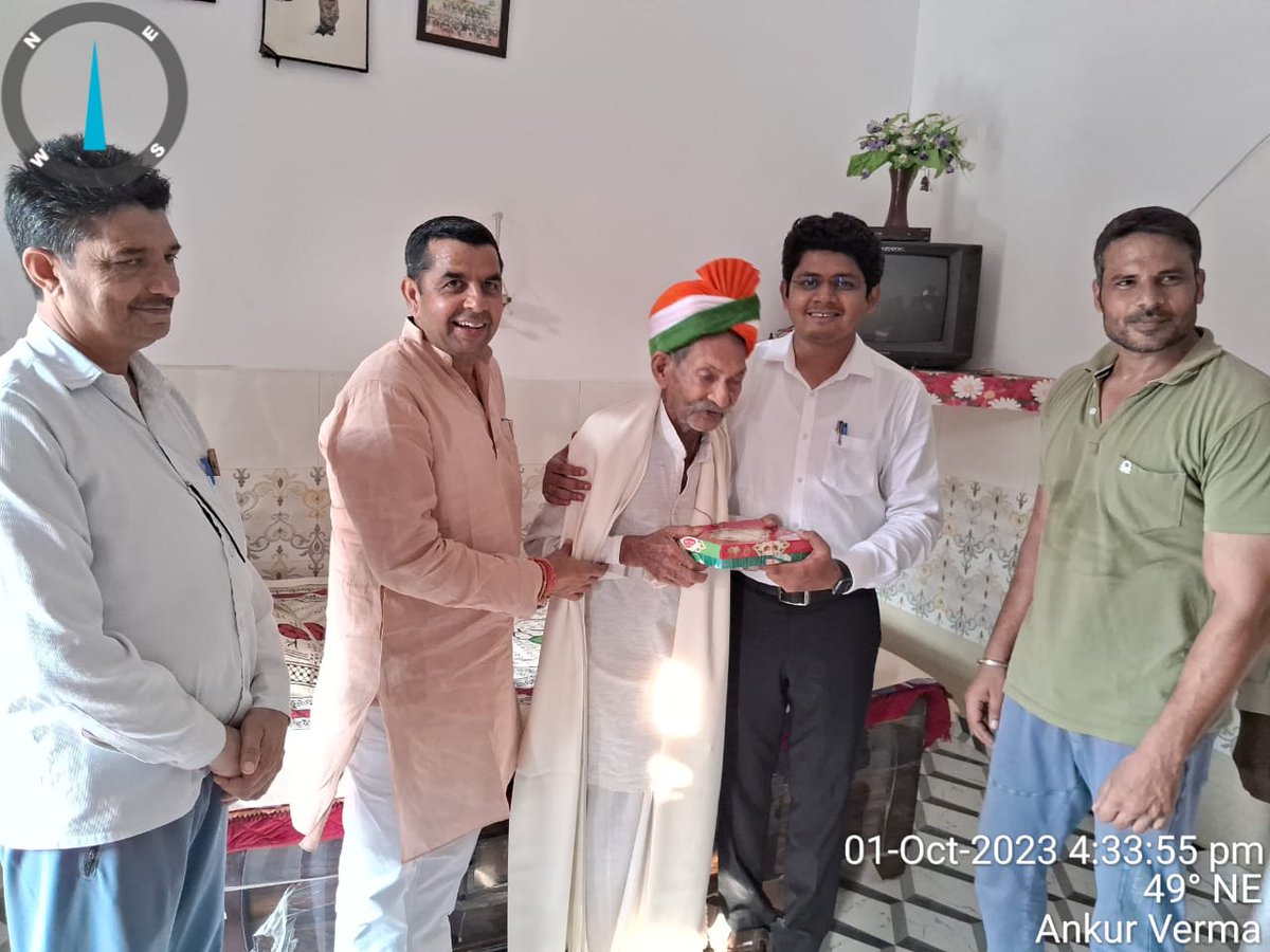 SaharanpurDm's tweet photo. माoभारत निर्वाचन आयोग द्वारा 100 वर्ष से अधिक आयु के मतदाताओं को सम्‍मानित किये जाने हेतु दिये गये निर्देशों तथा तत्‍क्रम में जिलाधिकारी @DrDinesh_IAS  द्वारा दिये गये निर्देशों के अनुपालन में दिनांक 01-10-2023 को अंकुर वर्मा उप जिलाधिकारी देवबन्‍द द्वारा ग्राम रणखण्‍डी तहसील देवबन्‍द के श्री चमेला सिंह आयु 102 वर्ष को ग्राम रणखण्‍डी में उनके घर जाकर पगडी-सोल-मिठाई का डब्‍बा देकर सम्‍मानित किया गया इस अवसर पर श्री अनिल कुमार पुण्‍डीर पूर्व ब्‍लाक प्रमुख भी मौजूद रहे ।
@CMOfficeUP @ChiefSecyUP @ECISVEEP @ceoup @InfoDeptUP @UPGovt 
@ankuraakash1993