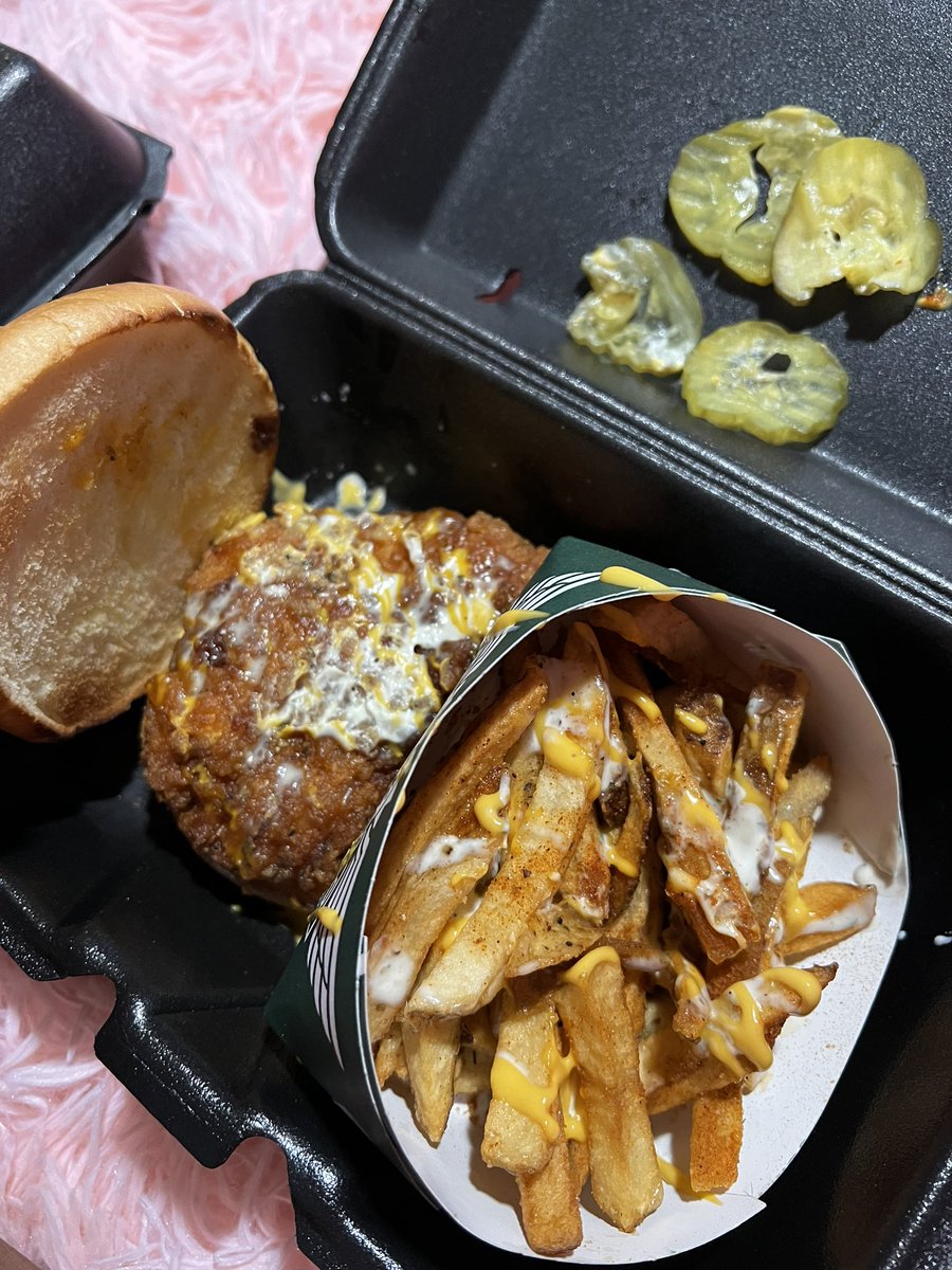 awax__'s tweet photo. @wingstop im not eating with yall anymore cause wtf is this😂 https://t.co/frNjGQPtip
